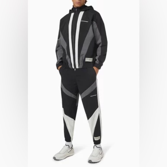 Nwot THE GIVING MOVEMENT
Relaxed Colour-block Sweatpants in RE-SHELL100© - Picture 2 of 9